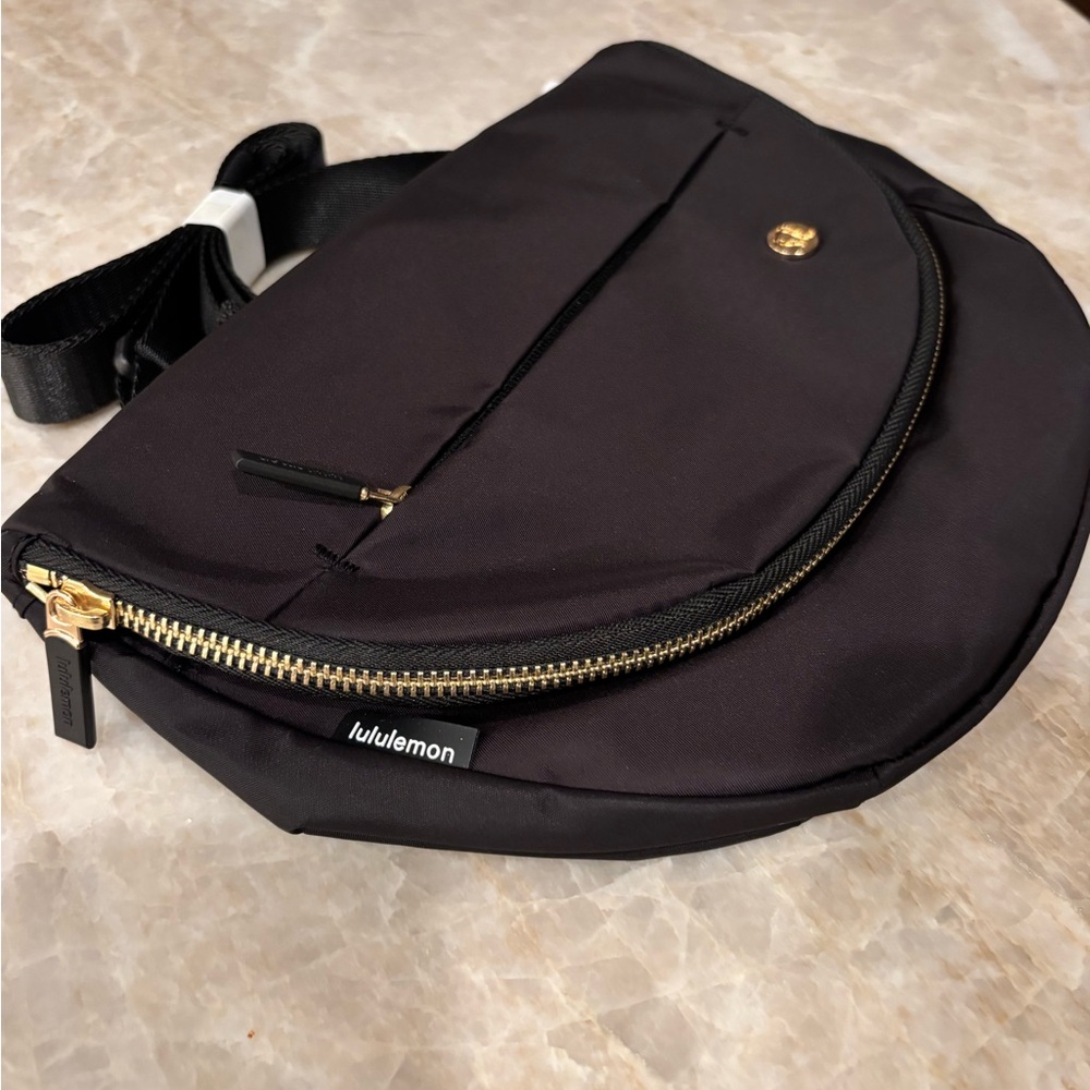 lululemon All Night Fearival Bag 5L. Gold trim